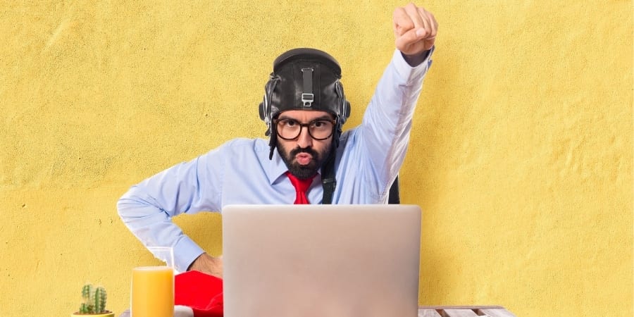 Homem em frente ao seu computador concentrado em sua ideia para empreender