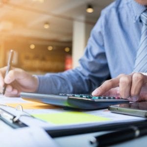 gestor-realizando-calculos-e-analises-para-precificar-a-empresa