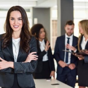avaliadora-externa-diante-dos-gestores-da-empresa