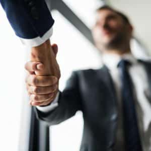 avaliador-externo-dando-as-maos-para-lider-da-empresa