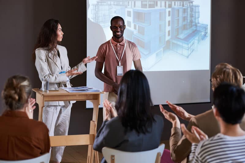 estudo vocacao imobiliaria pessoas conversando