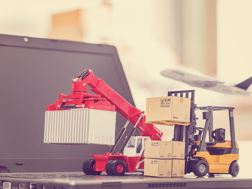empilhadeira e notebook supply chain