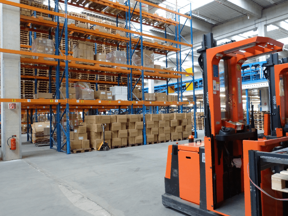 estoque e empilhadeira supply chain