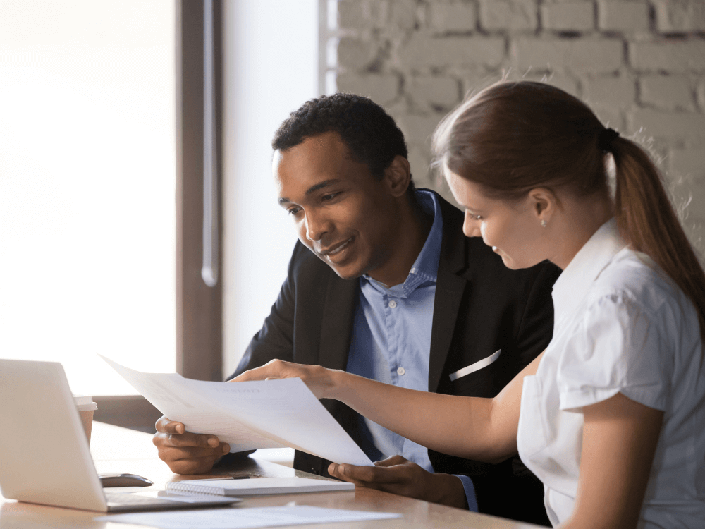 homem e mulher fazendo consultoria tributária