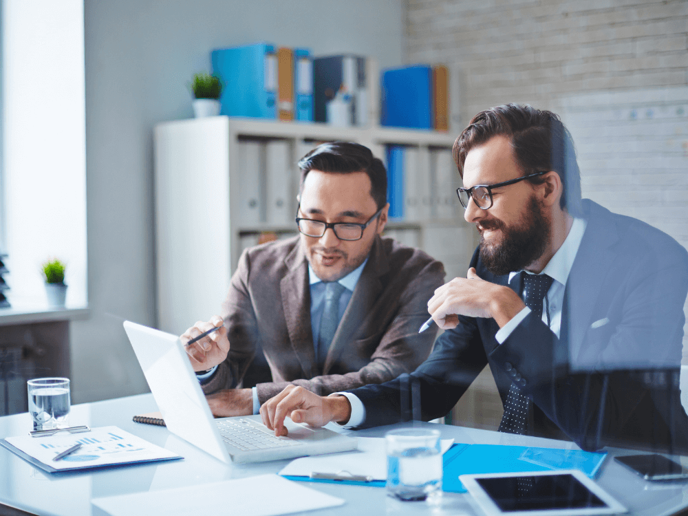 homens olhando notebook consultoria tributária