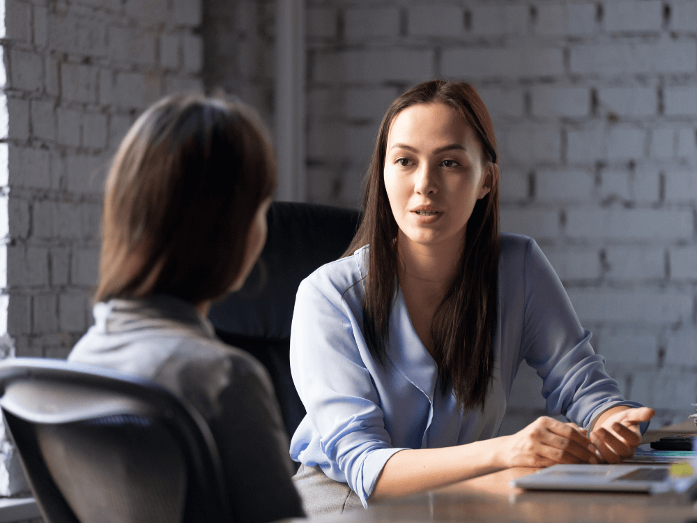 mulher fazendo consultoria tributária