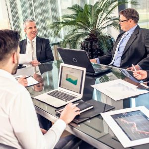 O que é a cisão de empresas e quais são as etapas desse processo societário?