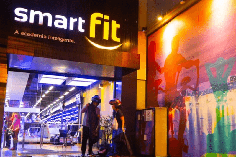 Pátria reduz participação na Smart Fit e ações recuam