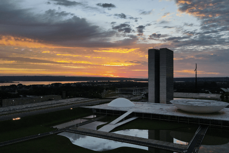 Congresso decide futuro da energia no Brasil com análise de vetos à Lei das Eólicas Offshore  - Grupo Investor