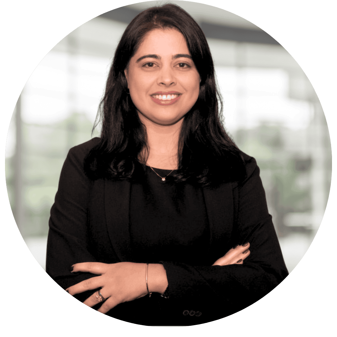 Mulher de negócios sorridente em ambiente corporativo moderno.