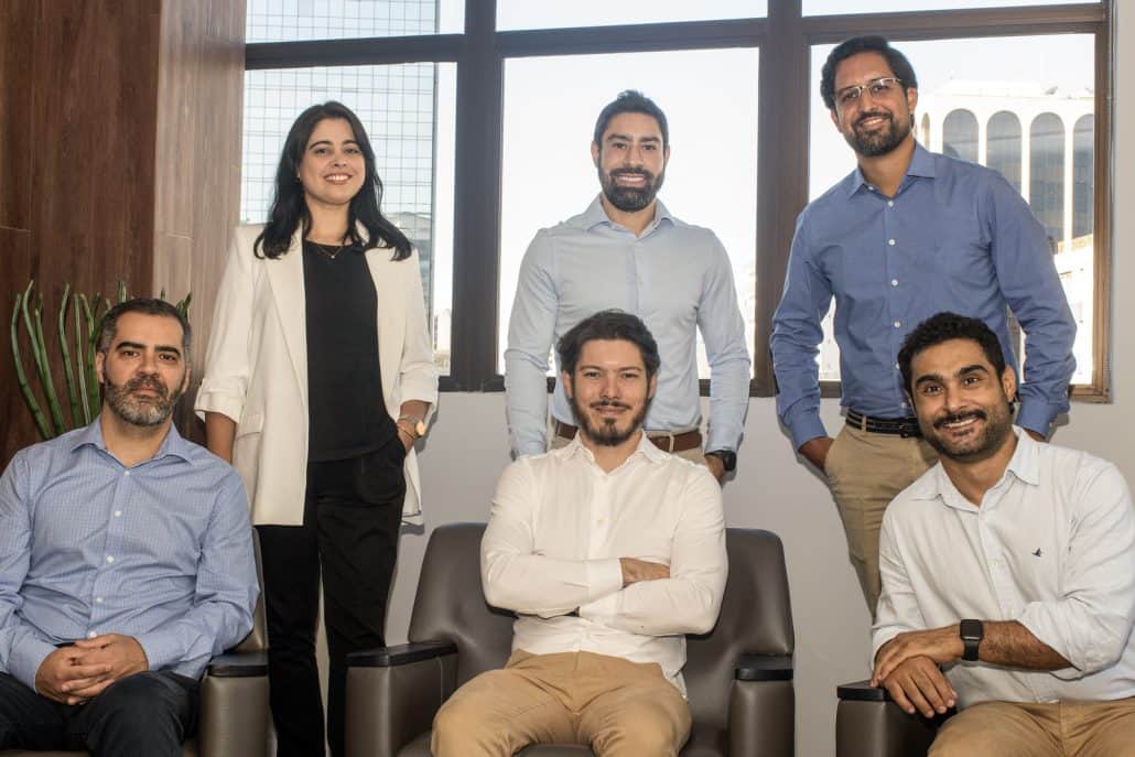 Equipe de profissionais do Grupo Investor em ambiente de escritório moderno.